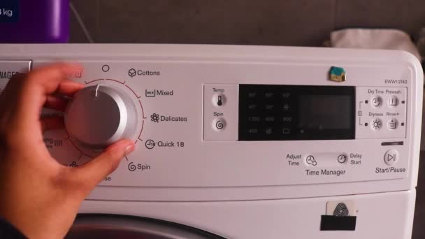 Handverstellbarer Waschmaschinenmodus — Stockvideo