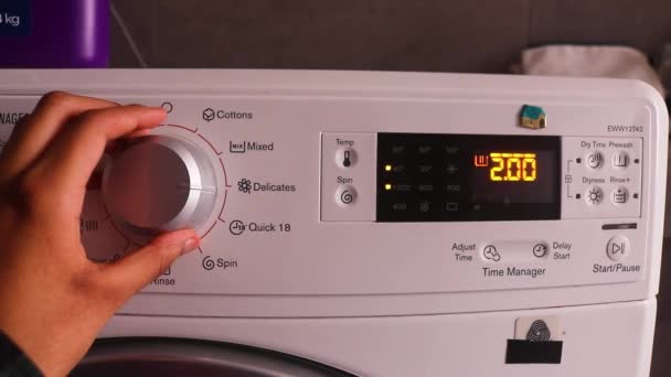 手の調整洗濯機モード — ストック動画