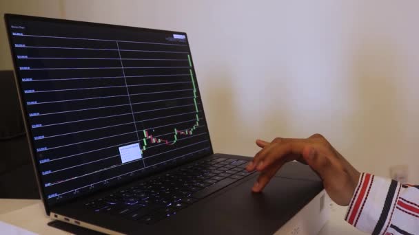 African Woman Looking Bitcoin Stock Chart Years — Stockvideo