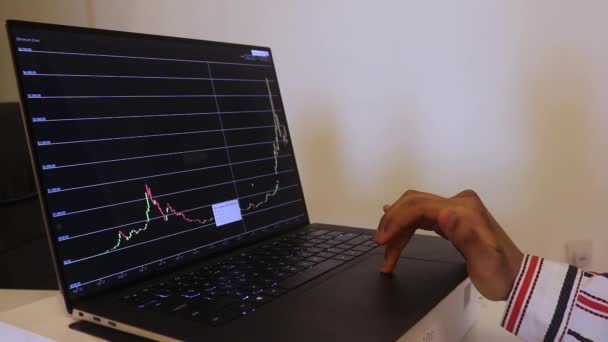 African Woman Looking Ethereum Stock Chart Years — Stock Video