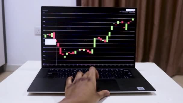 African Woman Hands Checking Chainlink Stock Chart Laptop — Vídeo de Stock