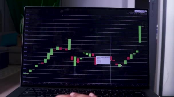 Hand Checking Six Month Timeline Solana Stock Chart Laptop — Αρχείο Βίντεο