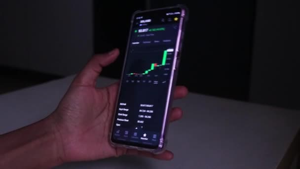 Woman Checking Solana Hourly Stock Chart Mobile Phone — Vídeo de Stock