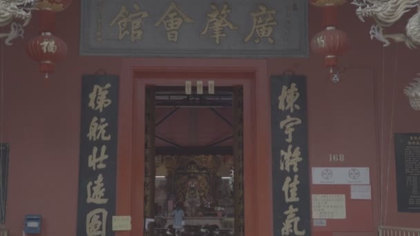 Kinesiska Templet Med Tre Kvinnor Inomhus — Stockvideo