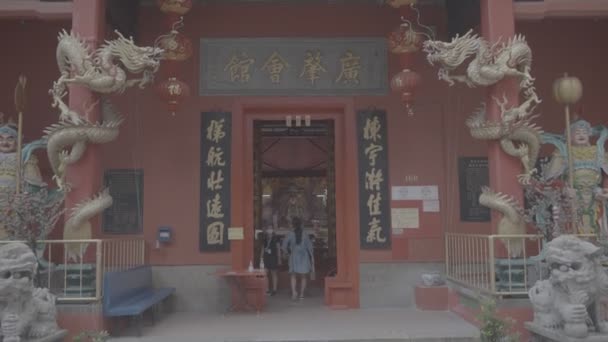Китайский Храм Двумя Женщинами Внутри — стоковое видео
