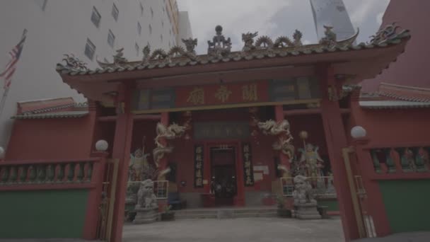 Der Eingangsbereich Des Chinesischen Tempels Einem Bewölkten Tag — Stockvideo