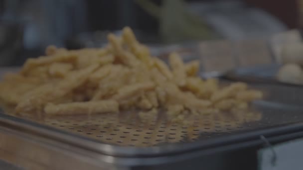 Stall Exibindo Lanche Frito Batido — Vídeo de Stock