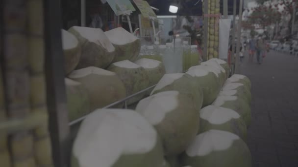 Een Straat Met Een Kraam Die Kokosnoten Suikerriet Verkoopt Raw — Stockvideo