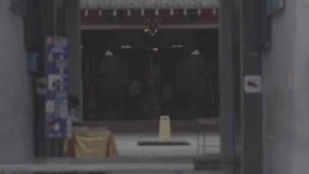 Индийский Храм Людьми Внутри Сырой — стоковое видео