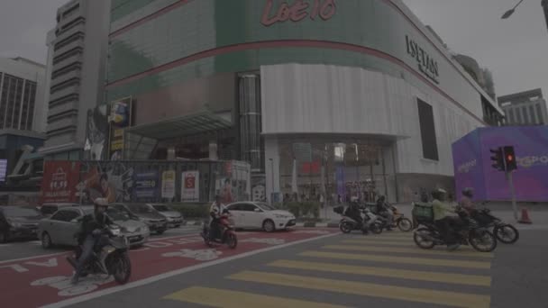 Bicicletas Coches Pasando Cerca Gran Centro Comercial — Vídeos de Stock