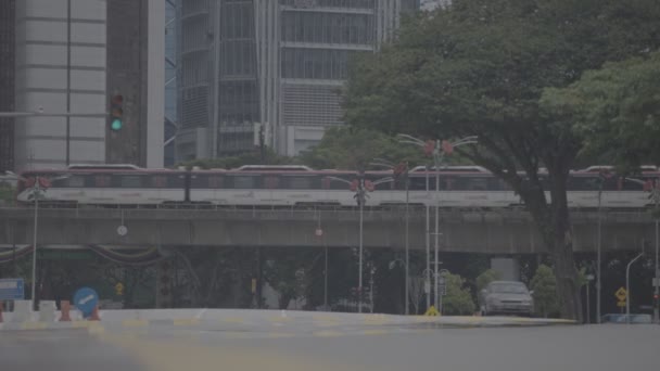 Машины Мотоциклы Идущие Улице Куала Лумпуре — стоковое видео
