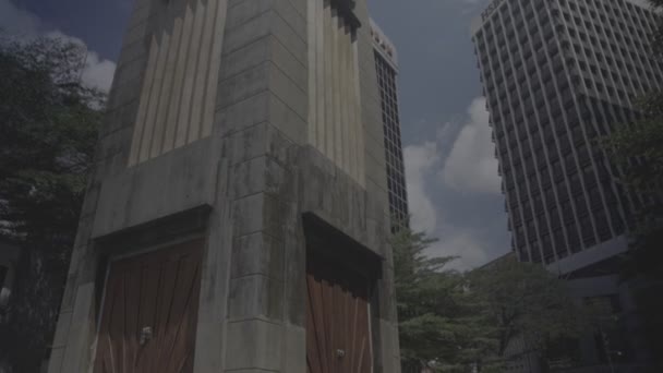 Cementépület Fából Készült Ajtókkal Egy Órával — Stock videók