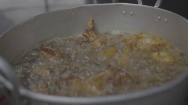 油の鍋で揚げ鶏 — ストック動画