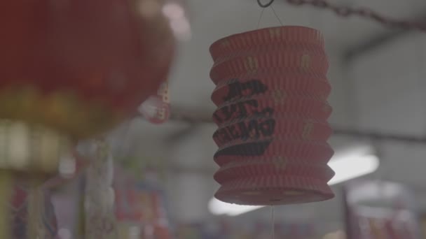 中国灯笼挂在小店里 — 图库视频影像
