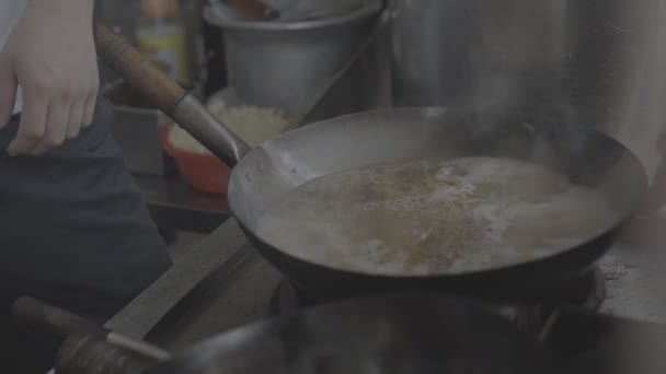 Chińczyk Dodawanie Małże Zupy — Wideo stockowe