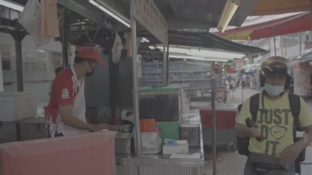 Chinese Man Een Masker Schort Het Dienen Van Een Klant — Stockvideo