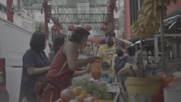 Kínai Férfi Gyümölcsszedés Ügyfelek Számára — Stock videók