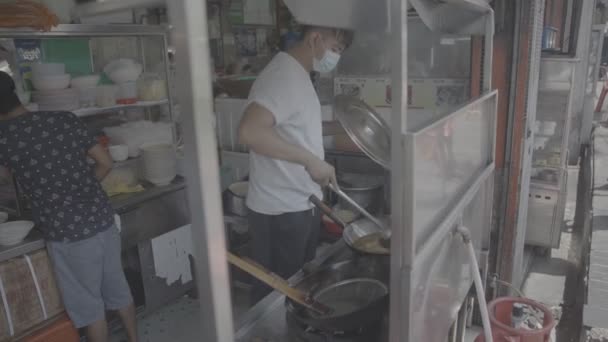 Hombres Chinos Trabajando Puesto Comida — Vídeo de stock