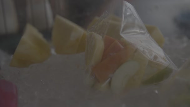 水果切碎后放在冰上 放在水果摊位上 — 图库视频影像