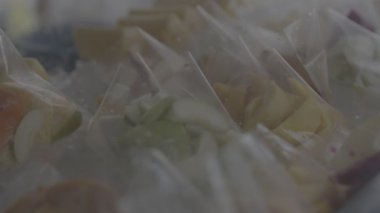 Meyve dükkanında doğranmış meyveler Plastiğe sarılmış 