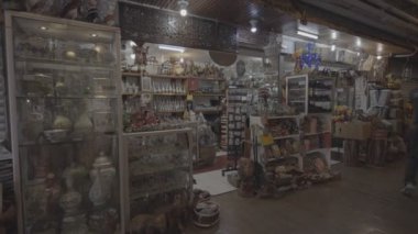  Geleneksel Antika Ögeleriyle Bir Dükkana Giriş - Çiğ.