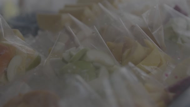 Fruits Hachés Enveloppés Dans Plastique Dans Étal Fruits — Video