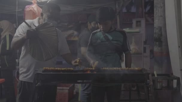 Puesto Comida Con Hombres Asiáticos Preparando Pollo Batido — Vídeo de stock