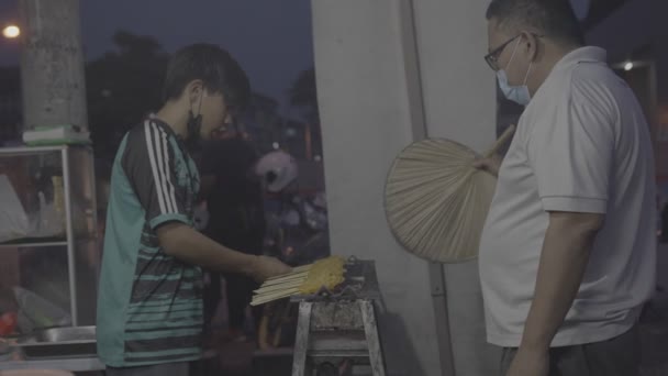 アジア人男性との屋台串焼きチキンを販売 — ストック動画