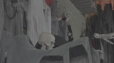 Cadılar Bayramı İskeleti ve Korkuluk Kostümleri Asılı 
