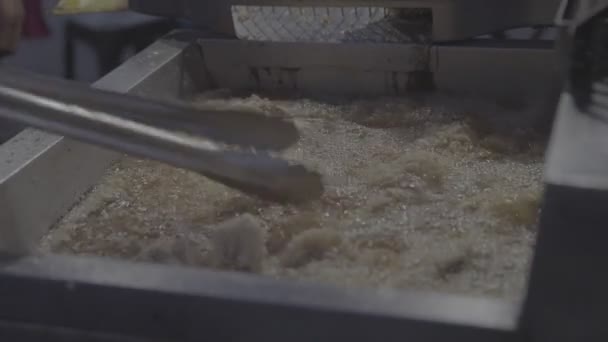 Puesto Comida Con Pollo Frito — Vídeo de stock
