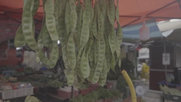 Kacang Perancis Tergantung Dalam Sebuah Buah Dan Sayuran Stall — Stok Video