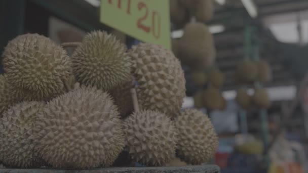 Puesto Frutas Con Durian Colgando Una Mesa — Vídeo de stock