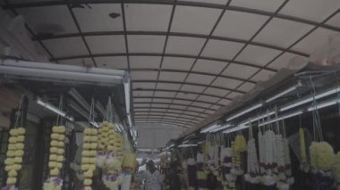 Hindistan çelenkleri pazarda farklı tezgahlarda asılı..