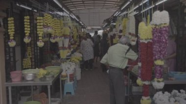 Hindistan çelenkleri farklı tezgahlarda asılı.