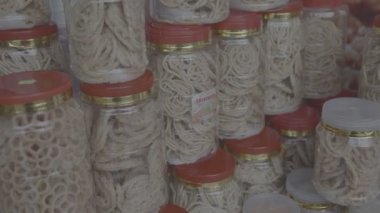Hint atıştırmalıkları plastik kutularda bir araya toplanmış.