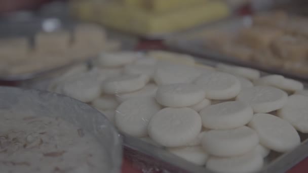 テーブルの上にプラスチックで包まれたインドのお菓子 — ストック動画