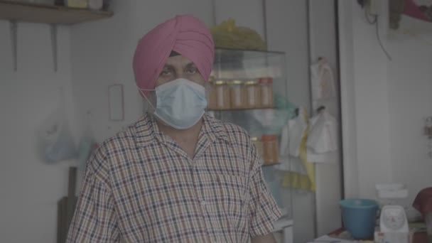 インドのお菓子はマスクでシク男によってパッケージ化されています — ストック動画