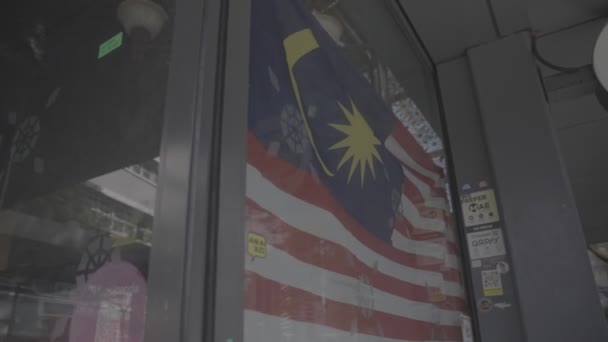 Bandeira Malásia Pendurada Uma Porta Vidro Kuala Lumpur — Vídeo de Stock