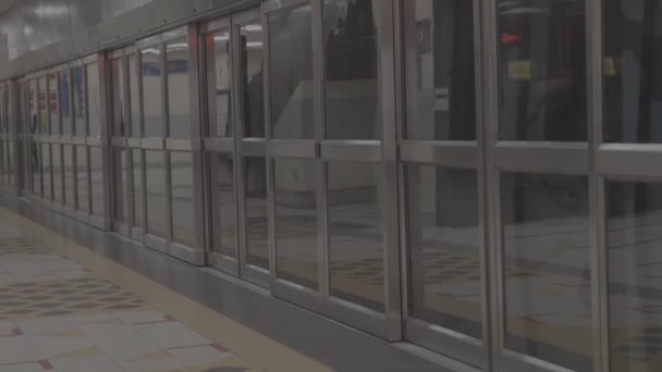 停止後に列車から出てくるマレーシアの市民 — ストック動画