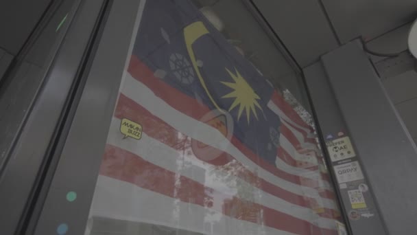 Bandeira Malásia Cobrindo Uma Janela Vidro Ângulo Baixo — Vídeo de Stock