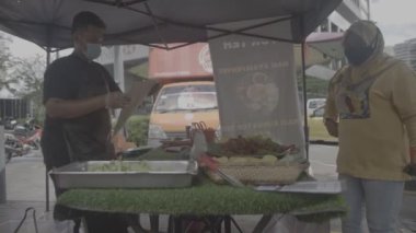 Kuala Lumpur 'daki Gıda Dükkanında Malezyalı Adam ve Kadın 