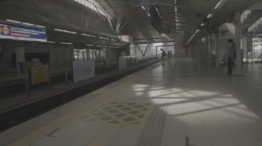 Tren Beklerken Telefondaki Malezyalı Adamlar