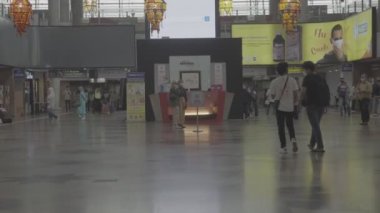 Tren İstasyonundaki Malezyalılar 