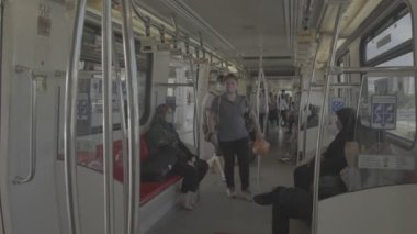 LRT 'ye Maskeli Malezyalılar