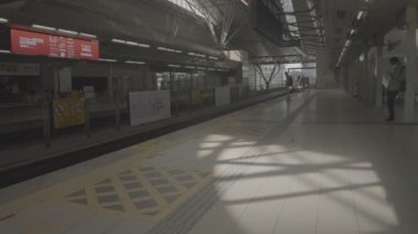 Trene Girerken Maskeli Malezyalılar