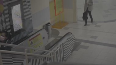 Malezyalı Kadınlar ve Erkekler Yürüyen Yürüyen Merdivende