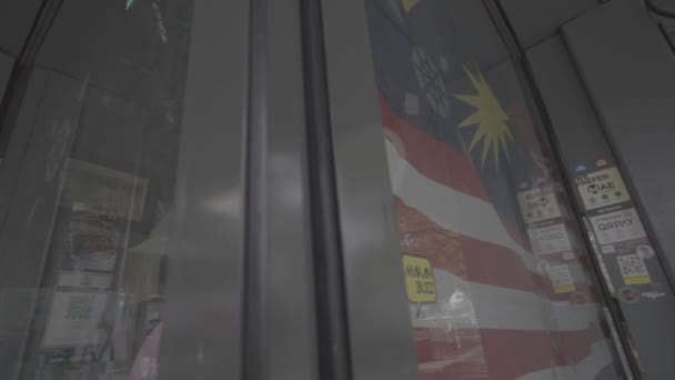 Σημαία Μαλαισίας Κρέμεται Μέσα Από Ένα Καφέ Στην Κουάλα Λουμπούρ — Αρχείο Βίντεο