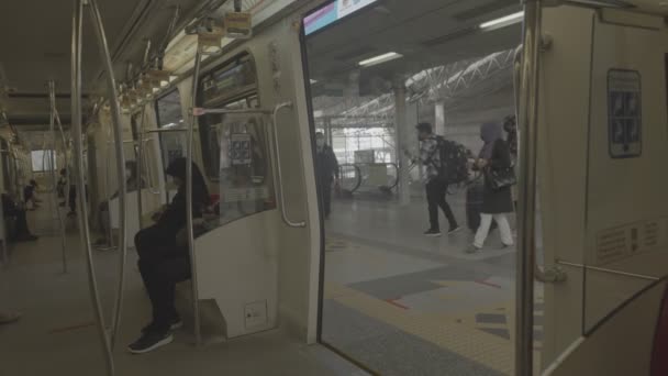 Malezyalı Aile Tren Stasyonunda Yol Soruyor — Stok video