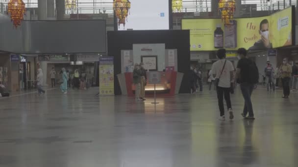 駅でマレーシア人 — ストック動画
