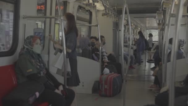 電車の中で座っているマレーシアの女性と男性 — ストック動画